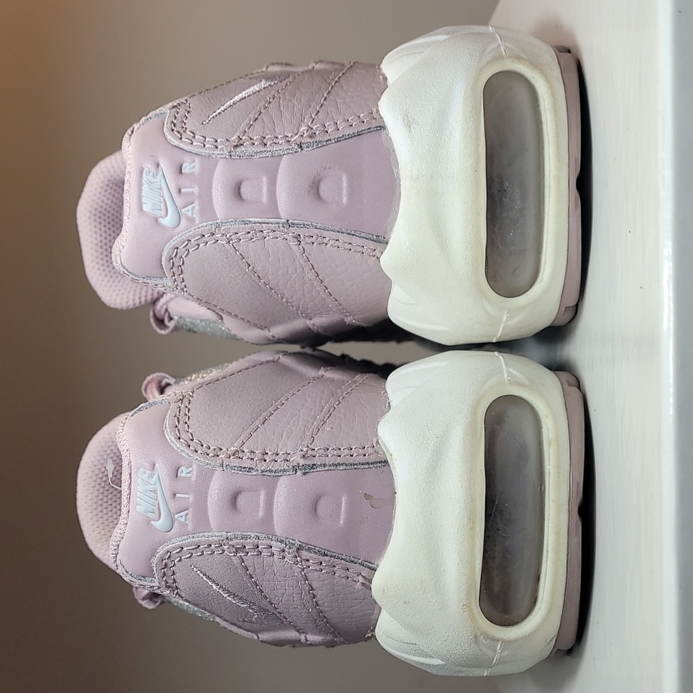 Nike Women’s Air Max 95 Sneakers in Light Lavender with Silver Glitter - Picture 4 of 8